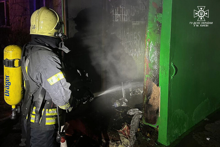 У Києві сталася пожежа в сміттєзбірнику: є загиблі (фото)