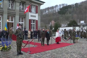 Зеленський прибув до Швейцарії: церемонія зустрічі (відео)