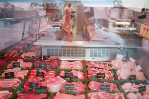 Середній цінник на солоне сало у великих українських супермаркетах становить 242,84 гривні за кілограм