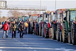Солідарні із Францією та Німеччиною: фермери у Греції перекрили низку доріг тракторами