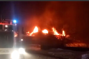 Росія знову у вогні: масштабна пожежа охопила склад (відео)