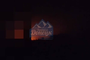 В окупованому Донецьку горіла підстанція: у частині міста зникло світло