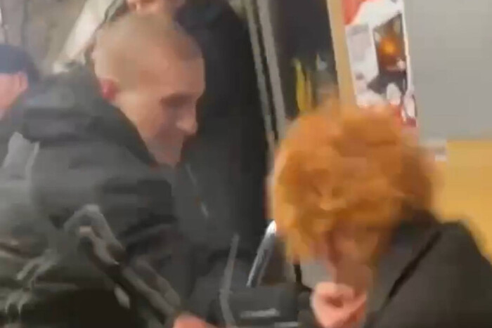 За зовнішній вигляд? У київському метро чоловік побив хлопця на очах у людей (відео)