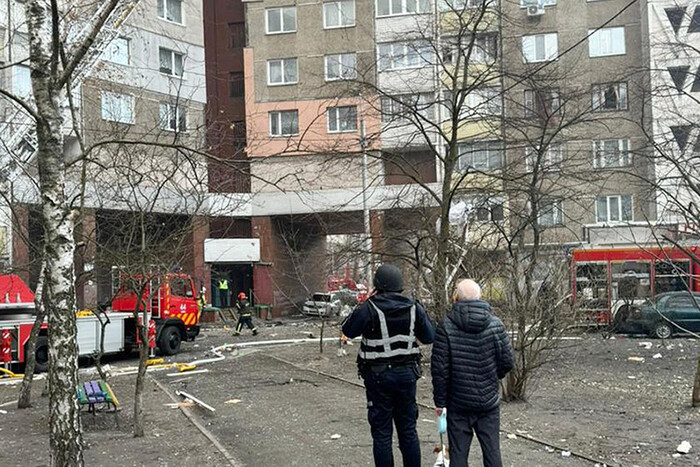 Наслідки атаки на Київ: падіння уламків та пошкодження автомобілів (фото)