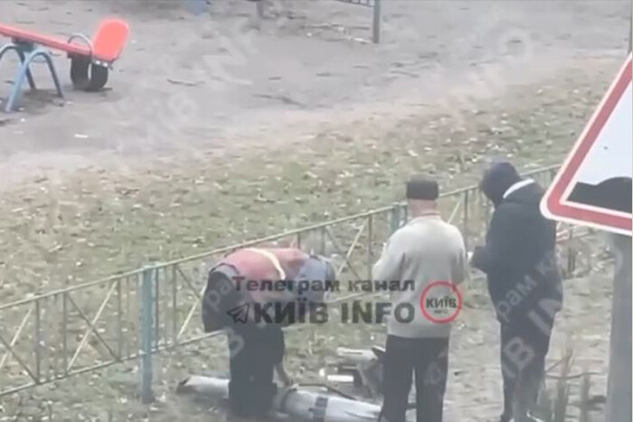 Безстрашна комунальниця голими руками підняла уламки ракети у київському дворі (відео)