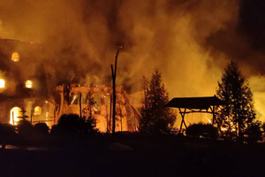 Атака на Харківщину: пожежа спалахнула в будівлі готелю