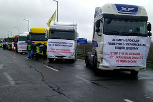 Польща блокує кордон: скільки вантажівок застрягли у черзі 