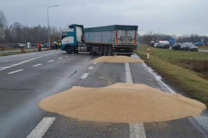 Польські фермери розсипали українське зерно на кордоні: Мінагрополітики різко відреагувало 