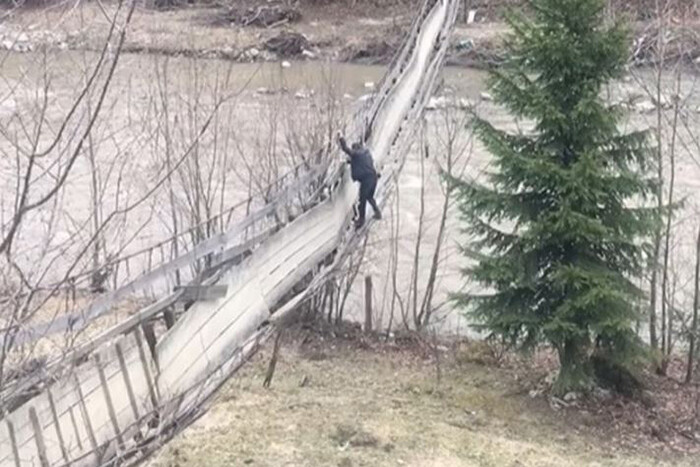 На Буковині рятувальники шукають восьмирічну дівчинку, яка впала з моста в річку