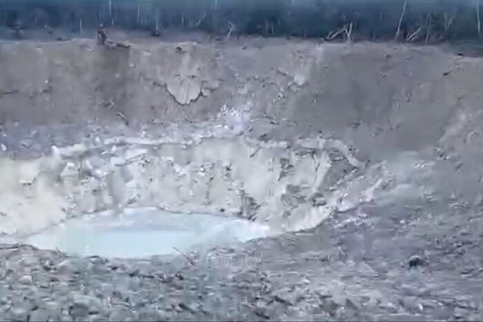 Мер Бучі показав вирву після збиття російської ракети (відео)