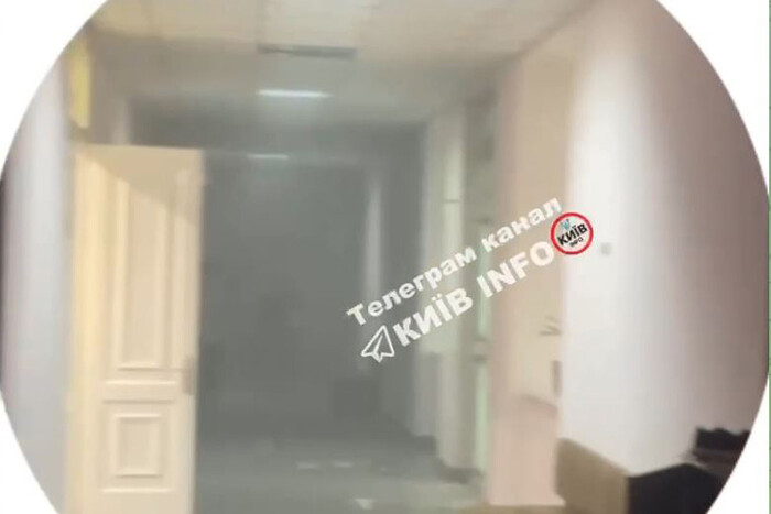 У Києві спалахнула пожежа в школі, дітей евакуйовано (відео)