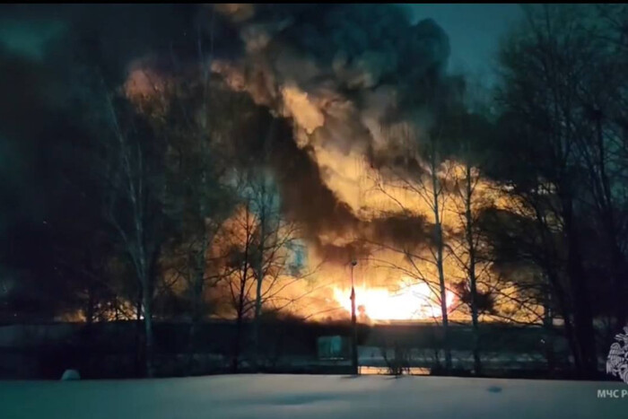 У російському Іжевську сталася сильна пожежа на підприємстві (відео)
