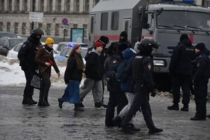 У російських містах пройшли акції у пам'ять про Навального, є затримані