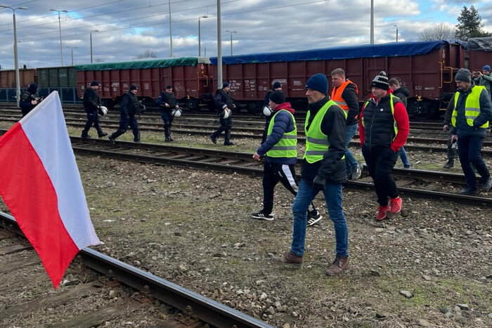 Польські протестувальники блокували рух пасажирського поїзда з України