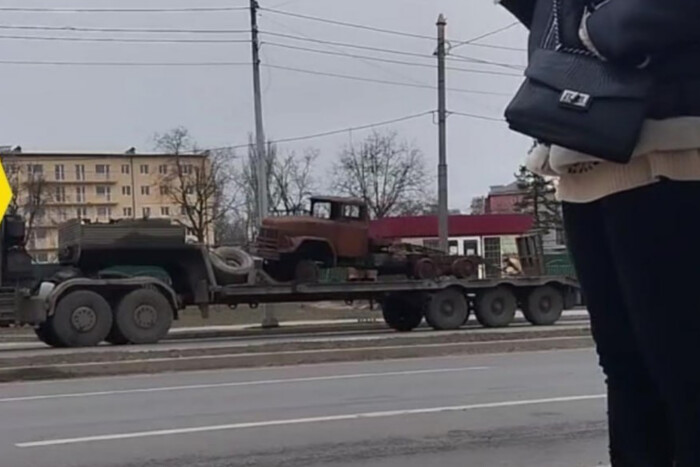 Росіяни вивозять сотні одиниць знищеної техніки з Авдіївки