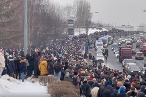 Російська пропагандистка в істериці через велику кількість людей на похороні Навального