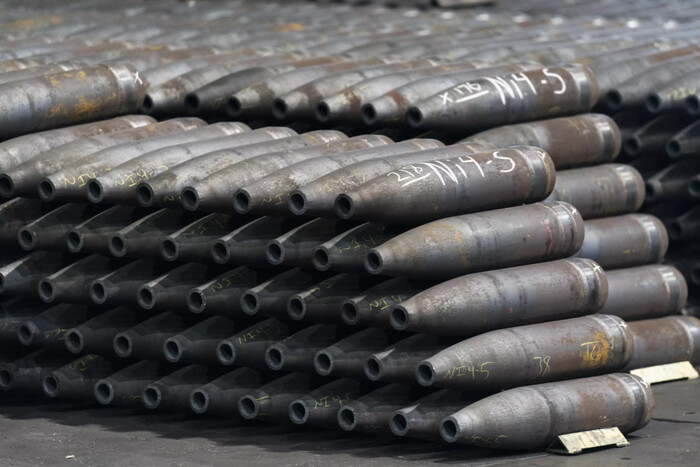 Росія виготовляє втричі більше снарядів, ніж США та ЄС можуть надіслати Україні – CNN