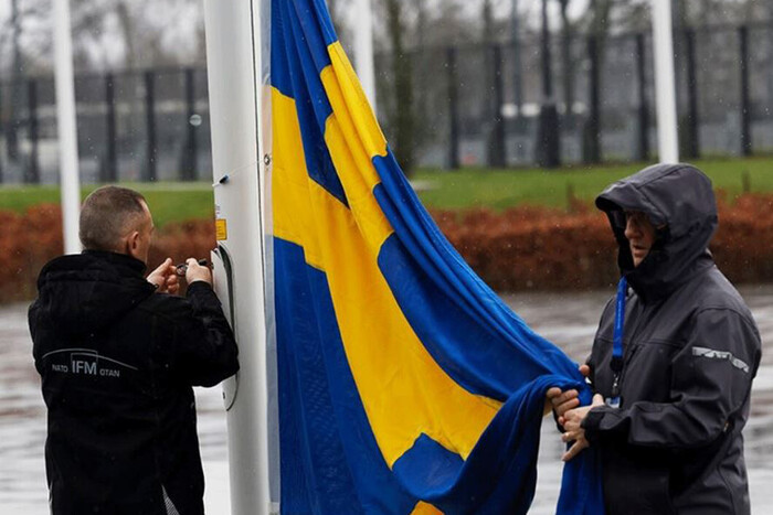 Біля штаб-квартири НАТО у Брюсселі замайорів прапор Швеції