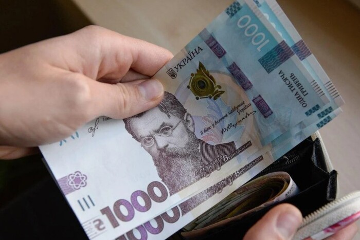 Скільки грошей українці витрачають на їжу та комуналку: похмура статистика