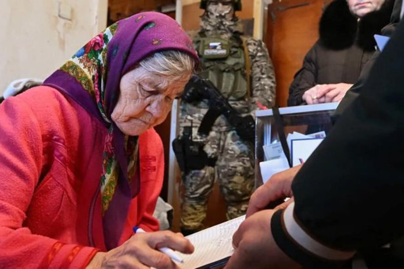 На окупованих територіях росіяни змушують українців брати участь у «виборах»: які методи використовують