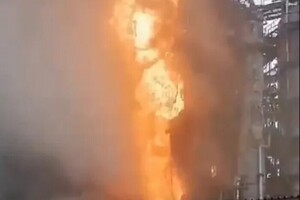 Атака на нафтопереробний завод у Самарській області: пожежа тривала понад добу