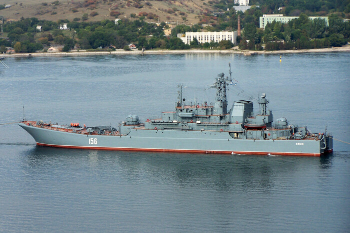 З’явилися супутникові знімки наслідків удару по російських кораблях у Криму