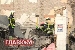 Унаслідок ракетної атаки на Київ зафіксовано падіння уламків у кількох районах столиці