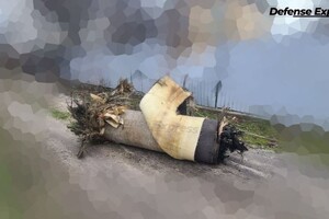 Фрагмент збитої ракети, якою РФ атакувала Київ 