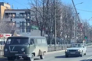 Окупанти перекидають техніку з Маріуполя у бік Бердянська (відео)