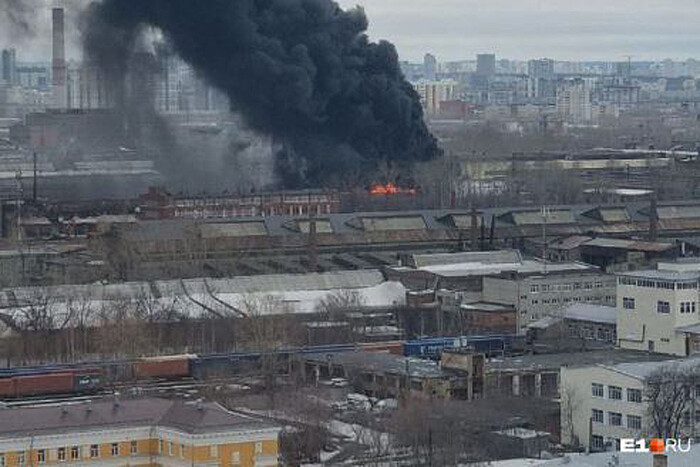У Росії горить один із найбільших машинобудівних заводів «Уралмаш» (відео)