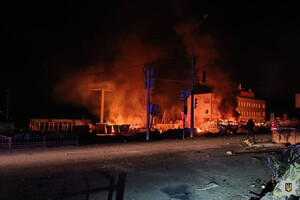 Пошкоджено багатоповерхівки та АЗС: поліція показала наслідки атаки на Харків (фото)