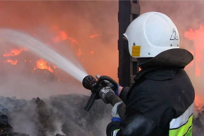 Росіяни вдарили по критичній інфраструктурі на Київщині: спалахнула пожежа