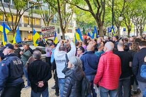 У Португалії українці протестували під час презентації проросійської книги про війну (відео)