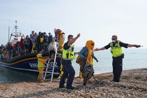 Велика Британія знайшла нові країни, аби висилати мігрантів – The Times