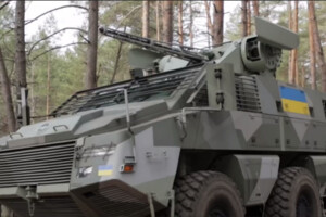 На відео показано модернізовану бойову машину піхоти БМП-1Тс з українським модулем «Спис-Синтез»