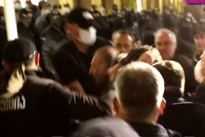Протести у Грузії: поліція побила депутата, який брав участь у боях під Києвом (відео)