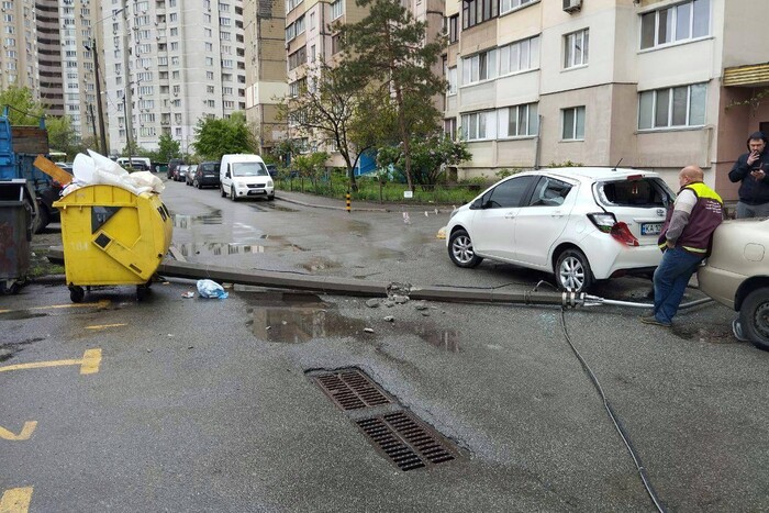 У Києві трактор зачепив та повалив бетонний стовп (фото)