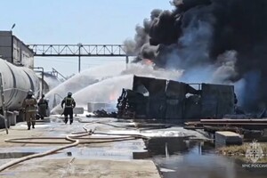 У російському Омську раптово спалахнули ємності з нафтопродуктами (відео)