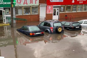 На Київщині автомобілі пішли під воду через сильну зливу (відео)