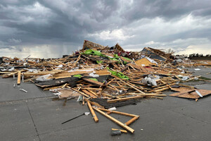 Уламки зруйнованого штормом будинку у штаті Небраска