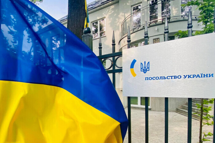 Консульські послуги українцям мобілізаційного віку в США: посольство роз'яснило нюанси