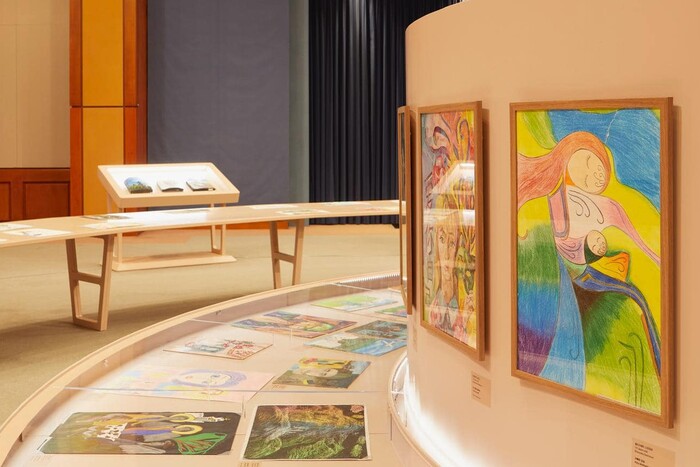 У Південній Кореї відкрилася виставка українських дитячих малюнків про війну (фото)