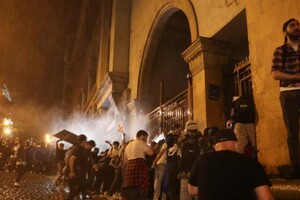 Протести у Грузії посилюються: під парламентом пожежа, силовики застосовують гумові кулі