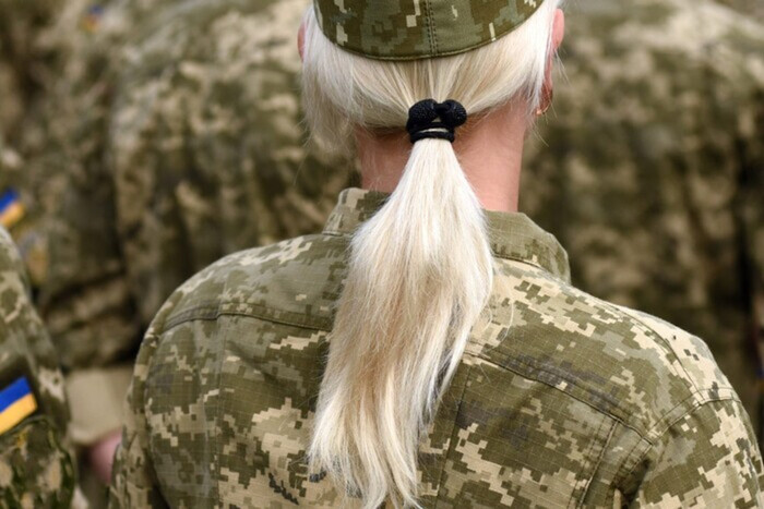 Кто из женщин обязан стать на военный учет: список