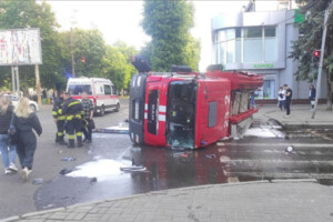 У Черкасах тролейбус зіштовхнувся з автомобілем ДСНС: є постраждалі (фото)