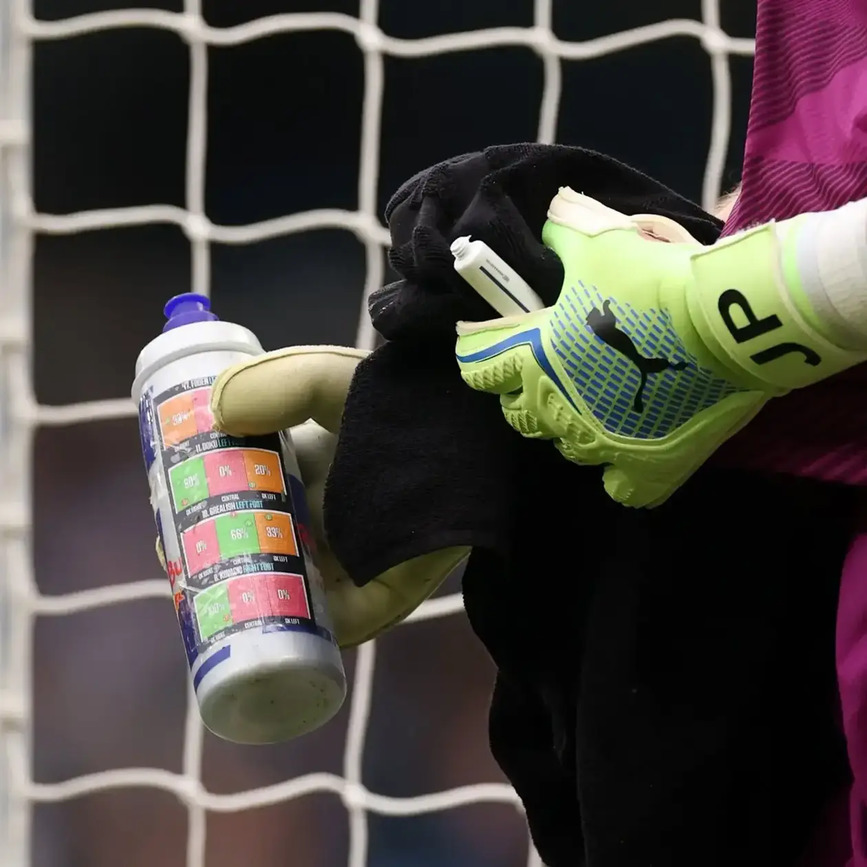 Воротар «Евертона» використав пляшку з водою, щоб відбити пенальті Голанда (відео, фото) фото 1