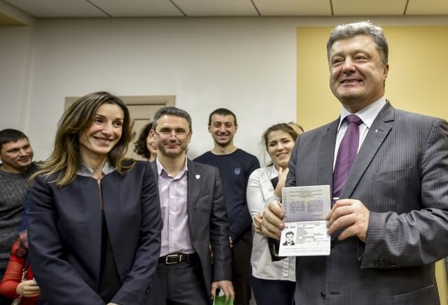 Петро Порошенко отримав біометричний паспорт