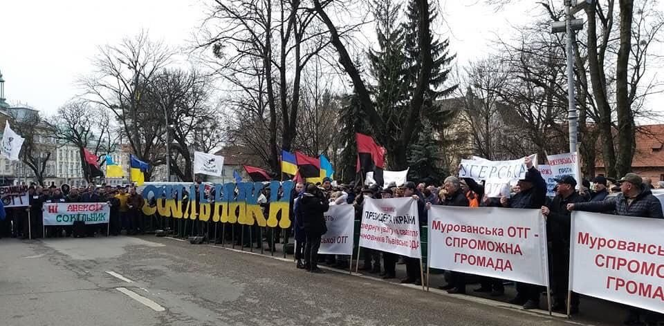 Мешканці сусідніх сіл протестують проти приєднання до Львова. Фото: Громадське радіо