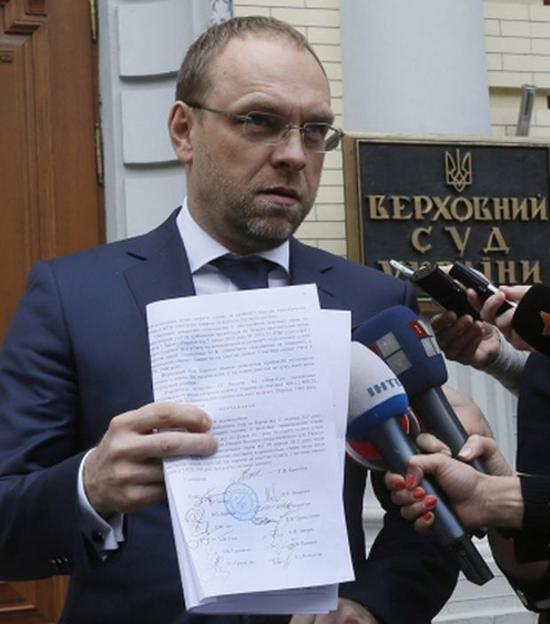 Адвокат Сергій Власенко демонструє урядові директиви з факсиміле Тимошенко