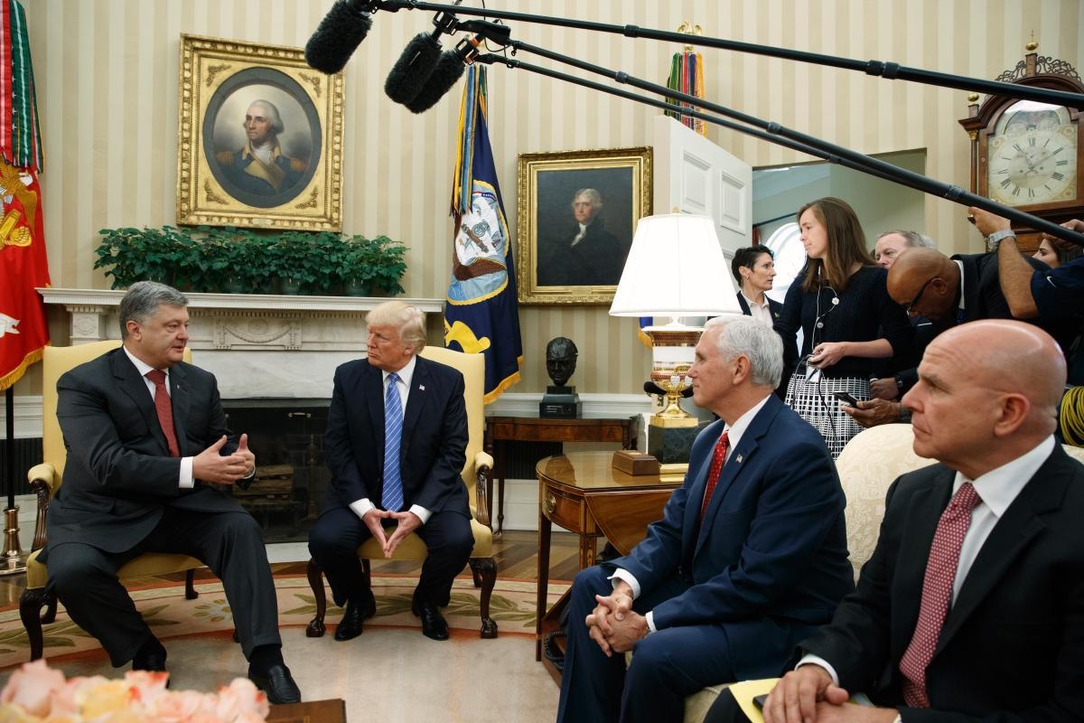 Президент Дональд Трамп слухає президента України Петра Порошенка під час зустрічі в Овальному кабінеті Білого дому (фото: AP, Evan Vucci))